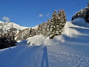 86 Al curvone scendiamo a sx la pista panoramica per il Rif. Gremei